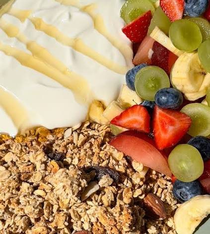 Granola, yoghurt and fresh fruit bowl